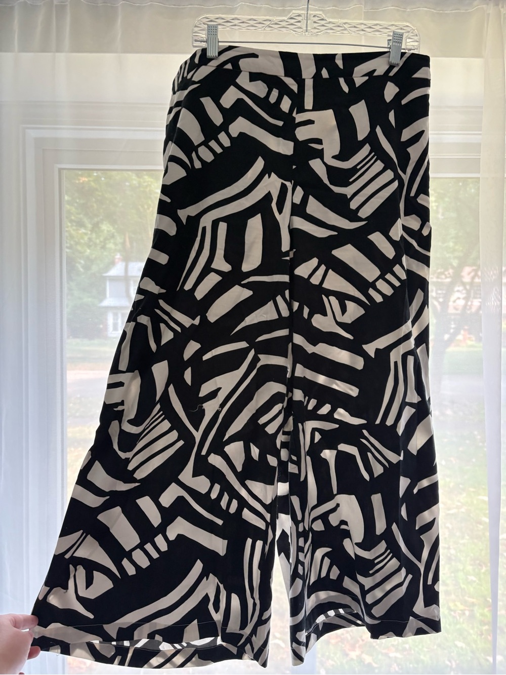 Black & White Wide-Leg Patterned Cropped Pants